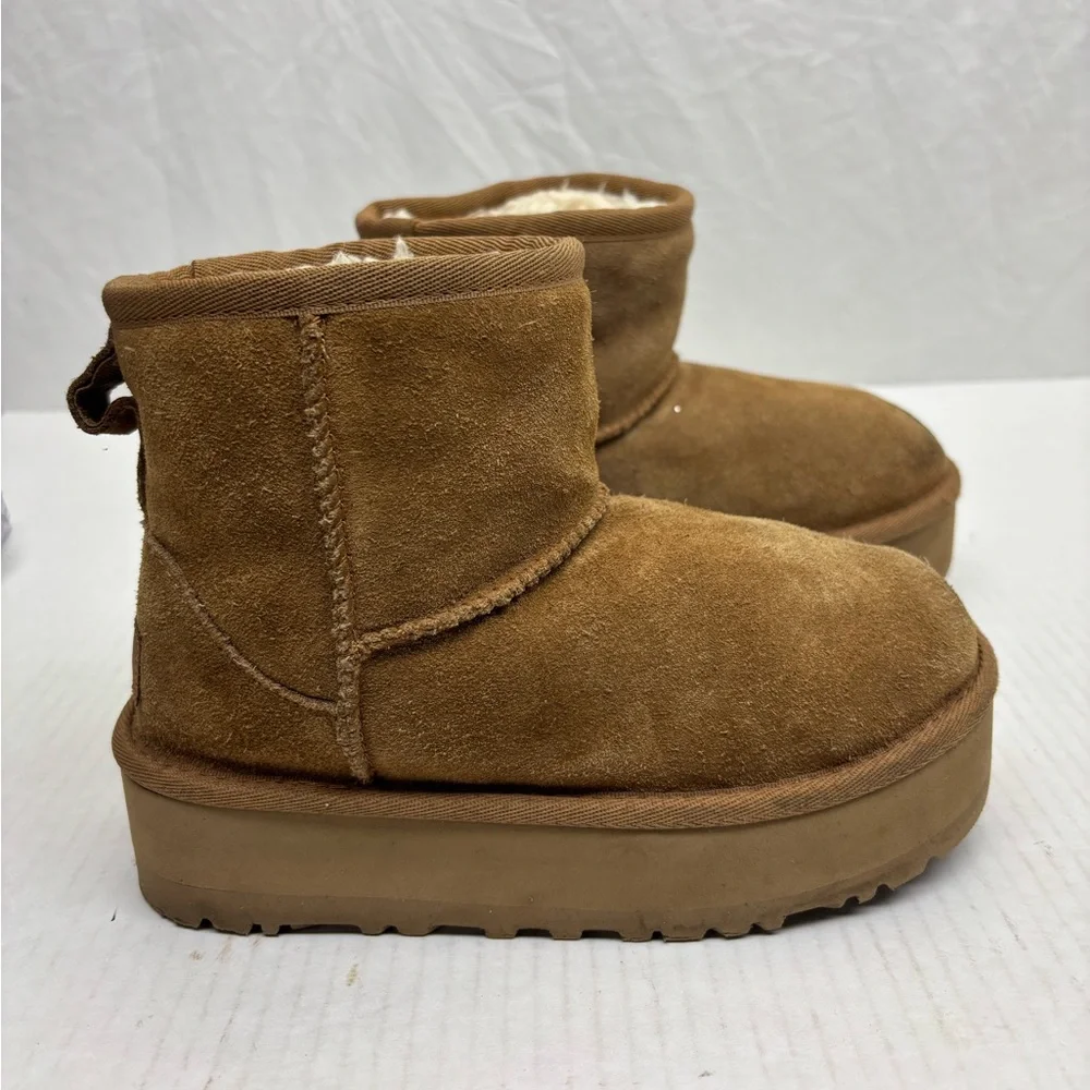 Ugg Suede Shearling Platform Booties Chestnut Brown size 13 little girl box 26